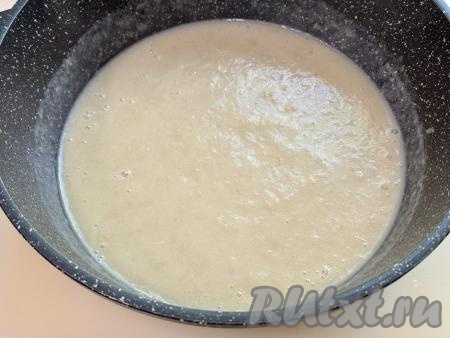 Убрать грибной суп с огня, дать ему остыть в течение 5 минут, а затем пробить погружным блендером до однородного состояния. 