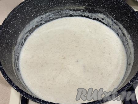 Довести крем-суп из вешенок со сливками до кипения и сразу убрать с огня. 