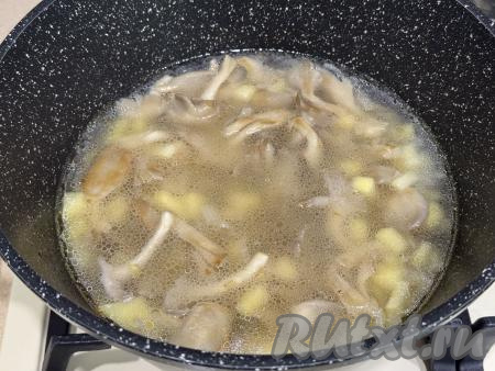 ​​​​​​​Влить в кастрюлю воду. 