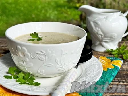 Разлить нежный, вкусный, бархатистый крем-суп, сваренный из вешенок и сливок, по тарелкам и в горячем виде подать к столу. 