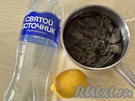 После того как сироп остынет, можно приступать непосредственно к приготовлению лимонада.