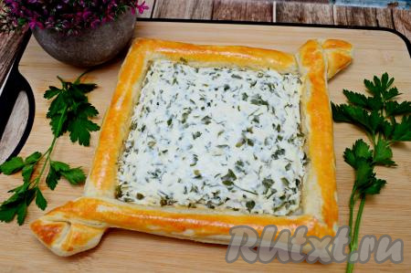 Готовый пирог вынуть из духовки, немного остудить, а затем переложить его на решётку, чтобы он немного остыл. Подавать его к столу можно и тёплым, и полностью остывшим.