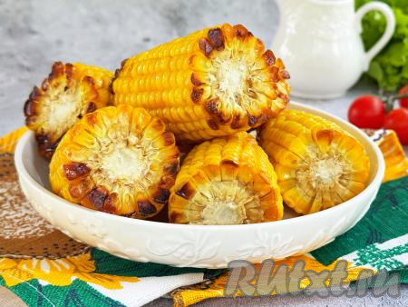 Запечённую кукурузу достать из аэрогриля, вынуть из фольги, посолить её по вкусу и сразу же подавать к столу. Кукуруза получается сочной, аппетитной и очень вкусной, есть её одно удовольствие!