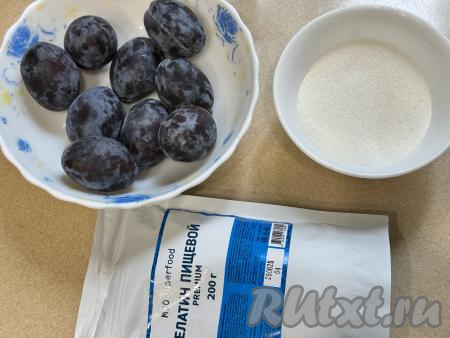 Подготовить продукты для приготовления мармелада из слив с желатином. Сливы хорошо вымыть. 