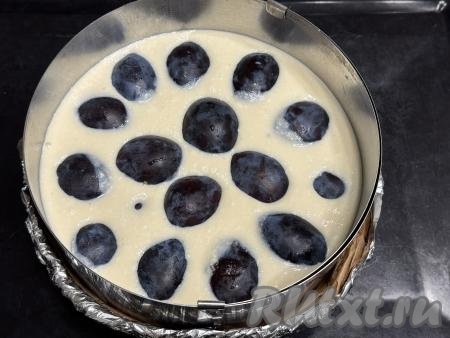 Разложить половинки слив срезом вниз на творожную начинку, слегка утапливая их. 