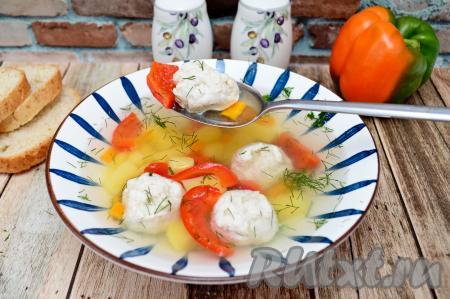 Яркий, полезный, очень вкусный суп с болгарским перцем и фрикадельками разлить по тарелкам, по желанию, посыпать мелко нарезанной зеленью и в горячем виде подать к столу.