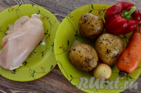 Подготовить продукты для приготовления супа с фрикадельками и болгарским перцем. Мясо для фрикаделек можно взять на ваш вкус, я взяла кусочек куриного филе. Мясо промыть водой, немного обсушить.