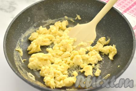 Прогреваем на сковороде растительное масло, выливаем яично-молочную смесь, уменьшаем огонь до среднего. Сразу перемешиваем омлет лопаткой, чтобы получились кусочки. Жарим, постоянно перемешивая, до готовности омлета (я жарила 2 минуты). Убираем омлет с огня, даём остыть.