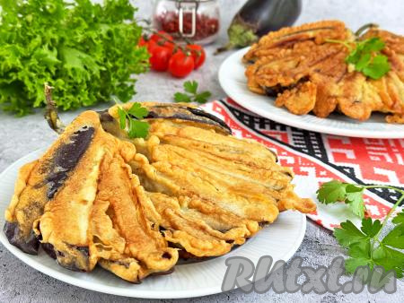 Баклажаны, жареные веером в кляре на сковороде