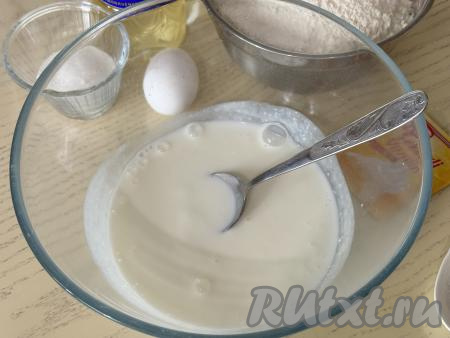В глубокую миску влить кефир, всыпать соду, тщательно перемешать.