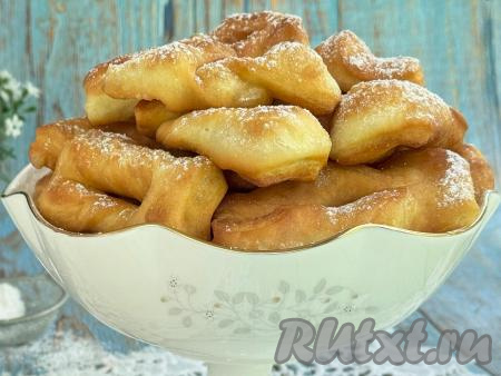 Мягкий, пышный хворост, приготовленный на кефире с содой, перед подачей присыпать сахарной пудрой.