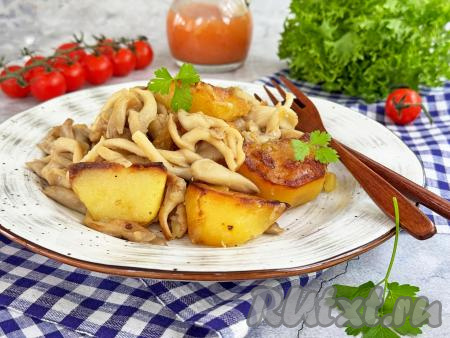 Снять сковороду с картошкой, луком и вешенками с огня, дать настояться под крышкой минут 5-7. Разложить по тарелкам и подать к столу.