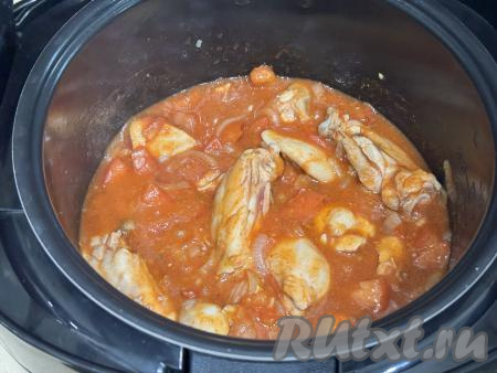 В процессе тушения курицы в томатном соусе перемешивать блюдо не нужно. После звукового сигнала, сообщающего об окончании режима "Тушение", открыть крышку мультиварки, наше блюдо готово. 