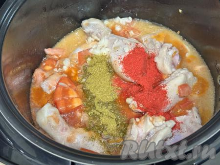 Всыпать соль и специи (в качестве специй я добавила 1 чайную ложку паприки и 1 чайную ложку хмели-сунели), перемешать, закрыть крышку мультиварки. Выставить режим "Тушение" на 1 час. 