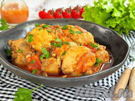 Разложить кусочки курицы вместе с томатным соусом из чаши мультиварки по тарелкам и в горячем виде подать к столу, дополнив вашим любимым гарниром. 