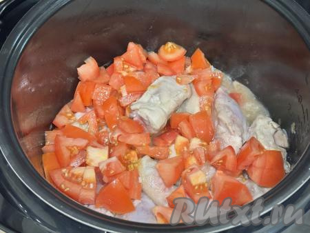 Помидор, по желанию, очистить от кожицы, нарезать на небольшие кубики, выложить к курице, обжаренной с луком, перемешать, обжаривать до окончания режима "Жарка". Если будете готовить без помидоров, тогда просто обжаривайте курицу с луком до окончания режима "Жарка". 