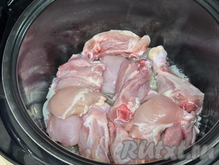 В чашу с обжаренным луком выложить кусочки курицы. 