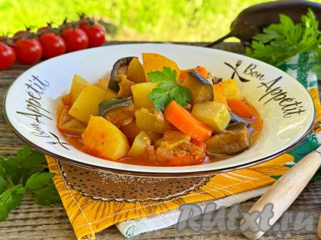 Разложить картошку, тушёную с кабачками и баклажанами, по тарелкам и в горячем виде подать сочное, вкусное, аппетитное и сытное блюдо к столу. 