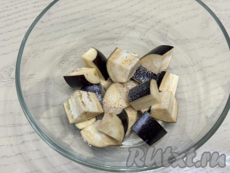 Выложить дольки баклажанов в миску, всыпать соль, перемешать. 