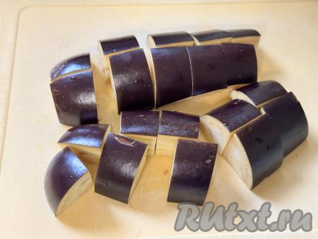 Баклажаны нарезать на дольки с размером сторон примерно 2 сантиметра на 2 сантиметра. 