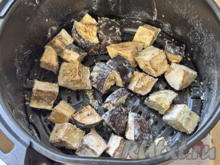 Установить чашу в аэрогриль. Закрыть крышку аэрогриля. Запекать баклажаны в крахмале при 180 градусах 15 минут. Баклажаны должны получиться хрустящими снаружи, но при этом с нежной мякотью внутри.