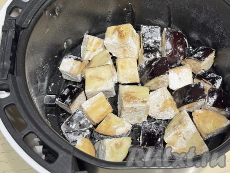 Сбрызнуть маслом баклажаны. 

