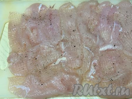 Посолить, поперчить отбитые кусочки куриного мяса. 