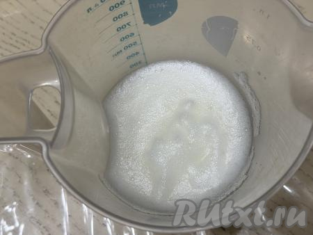 Взбить белки в пышную пену с помощью миксера на максимальных оборотах.