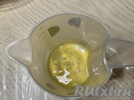 Пока шарлотка в духовке, следует заняться безе. Для этого в абсолютно сухой чаше, в которой будет удобно взбивать миксером, нужно соединить белки и щепотку соли.