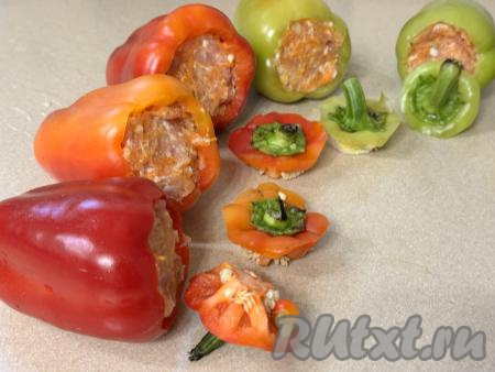 Наполнить перцы начинкой из фарша и риса. 