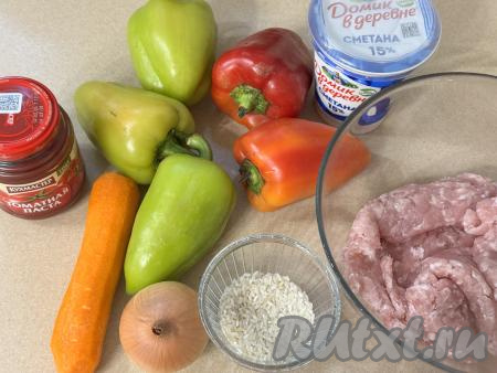 Подготовить продукты для приготовления фаршированного перца в томатно-сметанном соусе в мультиварке. Для фарширования перцев можно взять как покупной фарш, так и приготовленный в домашних условиях. Для получения фарша я взяла кусочки свинины (можно взять и мясо курицы, индейки или говядины) и пропустила их через мясорубку в миску. 