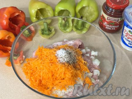 В миску с фаршем, рисом и овощами добавить соль по вкусу и любые специи. 