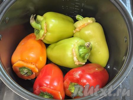Фаршированные болгарские перцы накрыть "крышечками" и выложить в чашу мультиварки. 