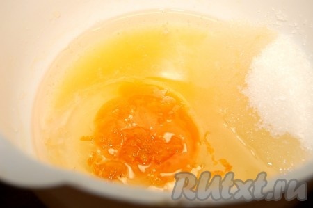 В другой миске миксером взбить яйцо, апельсиновый сок, сахар, растительное масло и апельсиновую цедру.
