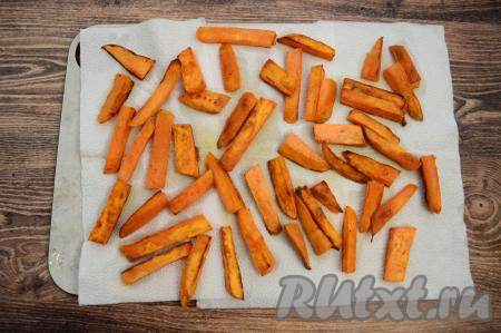 Готовый жареный батат переложить со сковороды на бумажные салфетки, чтобы удалить излишки масла.