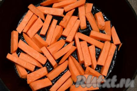 Сковороду хорошо разогреть с растительным маслом. Масла добавляйте достаточно много. Я на сковородку диаметром 28 сантиметров добавляю не менее 4 столовых ложек масла. Выложить брусочки батата на хорошо разогретую с маслом сковороду, желательно, в один слой.