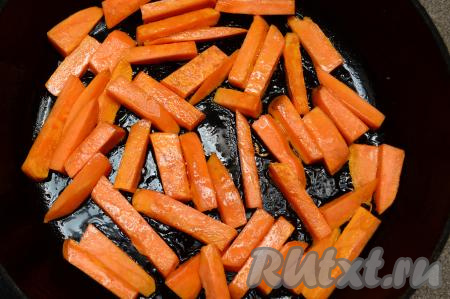 Жарить батат на среднем огне 2-3 минуты, затем перевернуть. Батат неплохо впитывает масло, если масла станет мало на сковороде, тогда долейте ещё 1-2 столовых ложки масла.