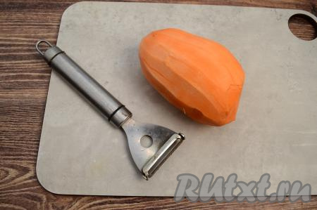 Батат вымыть, очистить от кожуры. Батат можно чистить ножом, как картошку, я же предпочитаю использовать овощечистку.