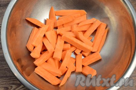 Выложить брусочки батата в миску, посолить по вкусу, перемешать.