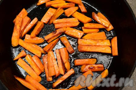 Таким образом продолжая жарить батат и переворачивая его каждые 2-3 минуты, обжарить его до готовности. Полностью готовый батат будет легко прокалываться зубочисткой или вилкой. В общей сложности я жарила батат фри до готовности 12 минут.