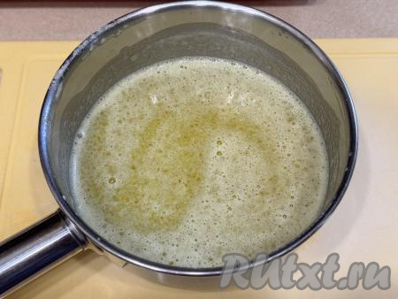 Дынно-желатиновую массу перемешать ложкой до полного растворения желатина. 