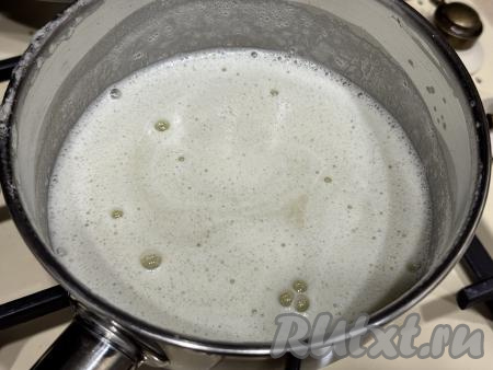 Периодически перемешивая, довести дынное пюре до кипения. 