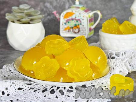 Вкусный, ароматный мармелад, приготовленный из дыни с желатином, подать к чаю, кофе. Если вы не съедите все мармеладки за одно чаепитие, тогда хранить их нужно в холодильнике в закрытой ёмкости.