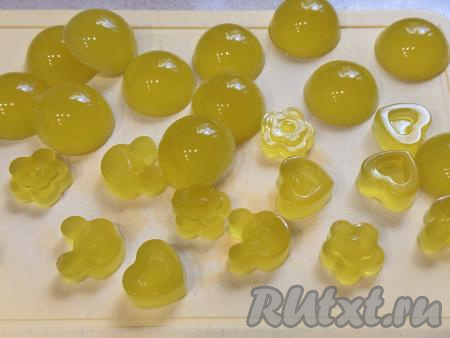 После застывания достать мармелад из формы. Я формировала мармелад в формочках для конфет, поэтому аппетитные мармеладки можно сразу подавать к столу. Если вы формировали мармелад в одной форме, тогда нужно вынуть мармелад из формы и нарезать острым ножом на квадратики. 