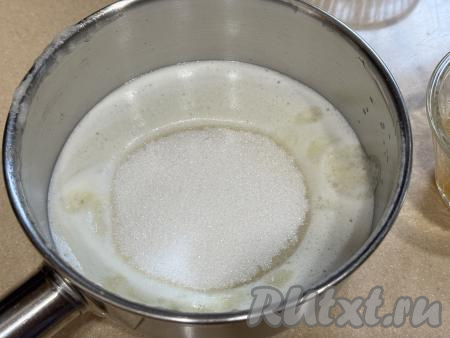 В кастрюлю с пюре влить 1 чайную ложку свежевыжатого сока лимона, всыпать сахар. 