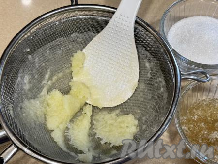 В результате перетирания в сите останется жмых, который нам не понадобится. А в кастрюле будет процеженное однородное пюре из дыни. 