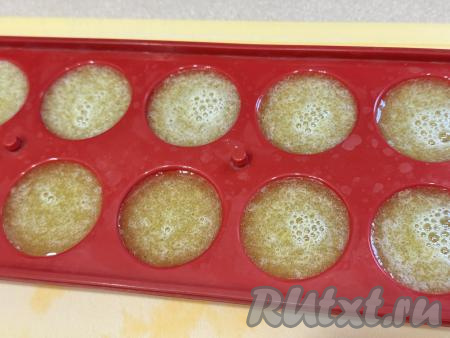 Разлить массу по силиконовым формочкам для конфет. Если нет таких формочек, можно вылить в одну силиконовую форму.