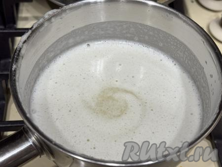 Перемешать пюре из дыни с сахаром и поставить на огонь выше среднего. 