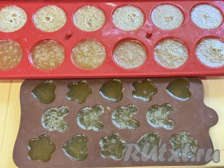 Дать остыть массе до комнатной температуры, а затем отправить формочки (или форму) в холодильник до полного застывания мармелада из дыни (минимум на 4 часа). 