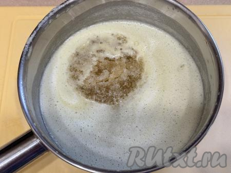 Как только пюре закипит, снять кастрюлю с огня, выложить набухший желатин. 